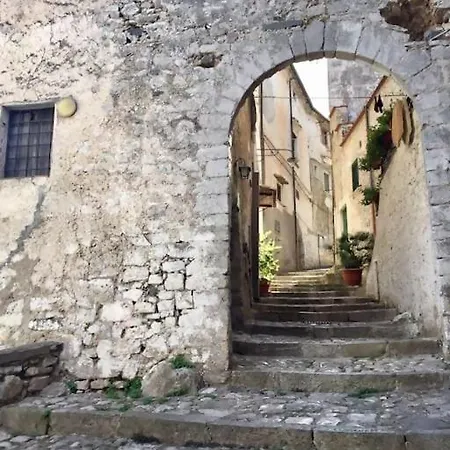 Casa Con Ampio Giardino In Centro La Taverna בית נופש