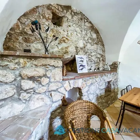 Vakantiehuis Casa Con Ampio Giardino In Centro La Taverna